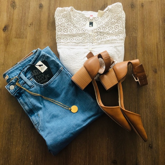 Levi’s Sleeveless Lace Top - Picture 2 of 5